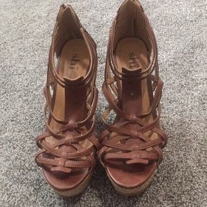 Size 8 brown and tan sandal.
